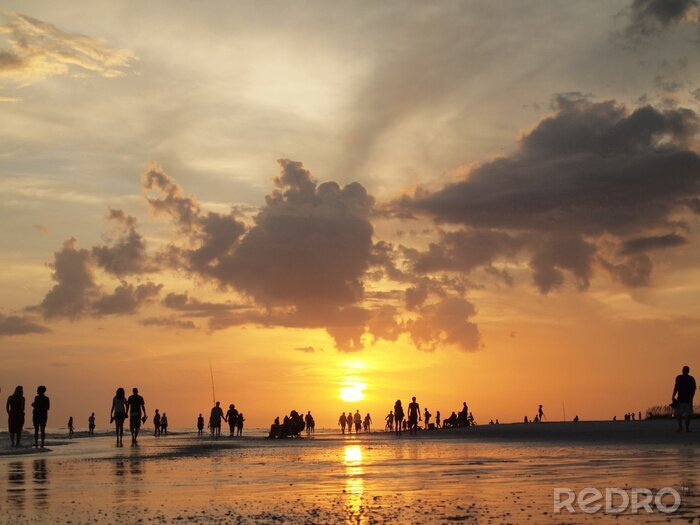Fotobehang Mensen op het strand bij zonsondergang