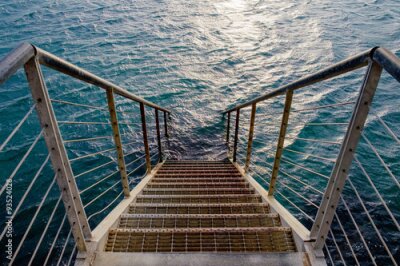 Fotobehang Metalen trap naar de zee