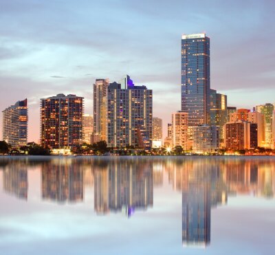 Miami skyline bij nacht