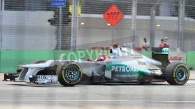 Fotobehang Michael Schumacher racen in zijn Mercedes auto in 2012 Formule 1 Singtel Grand Prix van Singapore op 22 september 2012 in Singapore