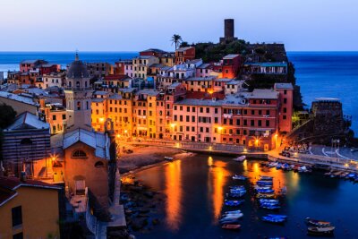 Middeleeuwse dorp Vernazza in de Ochtend, Cinque Terre
