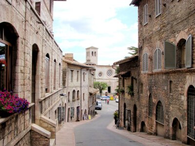 Middeleeuwse straat in Assisi, Italië en de kerk San Pietro