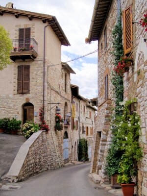 Middeleeuwse straat in de Italiaanse heuvels van de stad Assisi