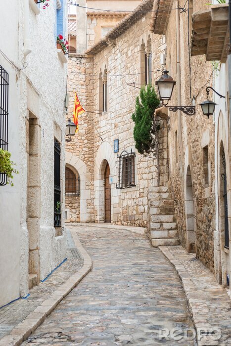 Fotobehang Middeleeuwse straat in Sitges oude stad, Spanje