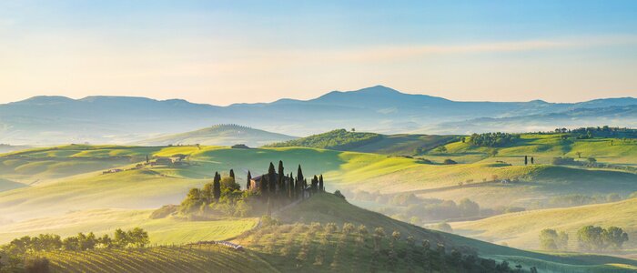 Fotobehang Mistig Toscaans landschap in de zon
