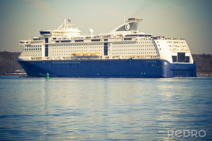 Fotobehang Modern cruiseschip in Kiel, Duitsland