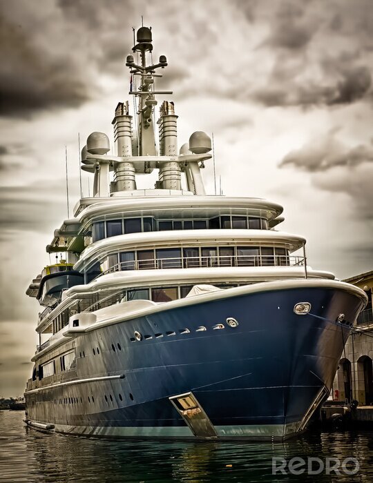 Fotobehang Modern schip aangemeerd met een dramatische stormachtige hemel