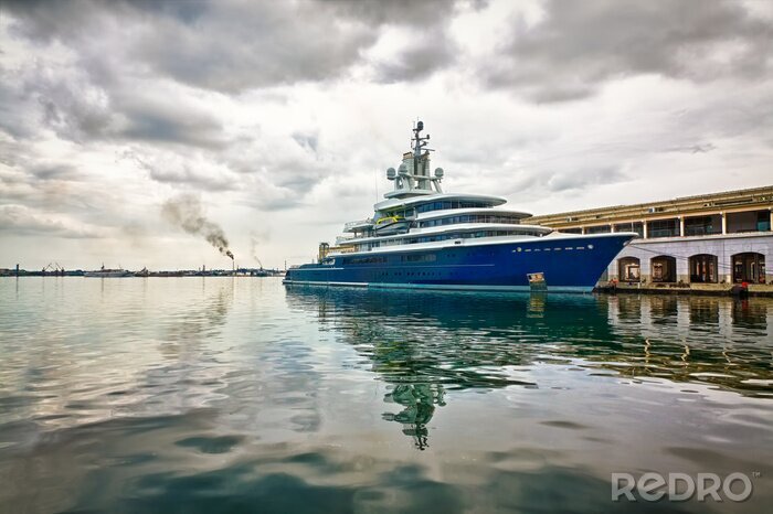 Fotobehang Modern schip aangemeerd met een dramatische stormachtige hemel
