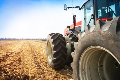 Fotobehang Moderne rode tractor op het gebied close-up.