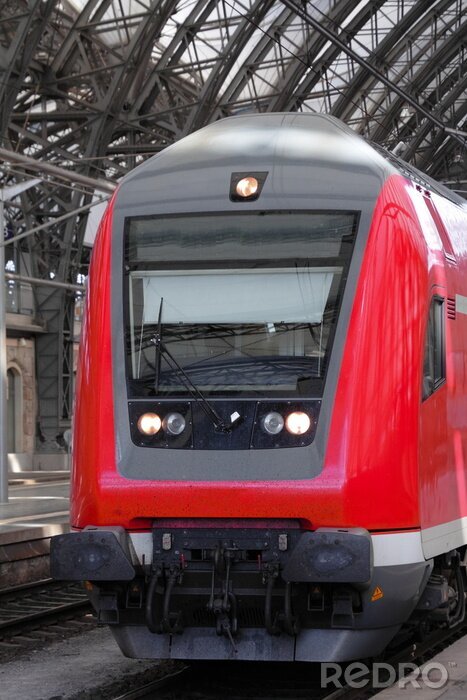 Fotobehang Moderne rode trein in een station