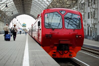Fotobehang Moderne rode trein op een perron