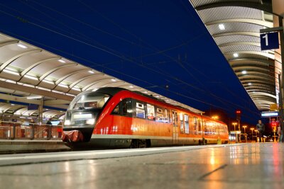 Fotobehang Moderne trein op een Duits station