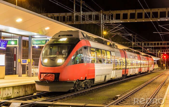 Fotobehang Moderne trein op een Oostenrijks station