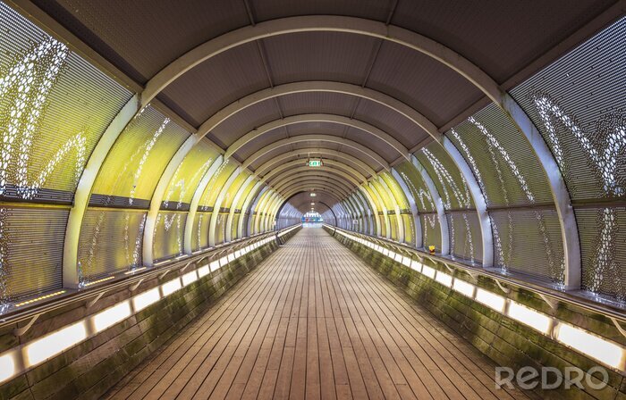 Fotobehang Moderne tunnel met voetgangersbrug