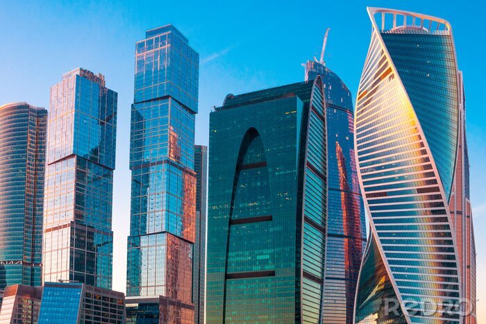 Fotobehang Moderne wolkenkrabbers van business center in Moskou bij zonsondergang