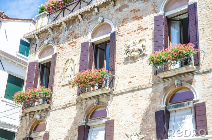 Fotobehang Mooi balkon met verse bloemen