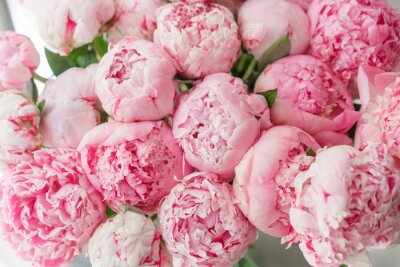 Mooi boeket van roze pioenrozen. Bloemensamenstelling, daglicht. Behang. Mooie bloemen in glazen vaas.