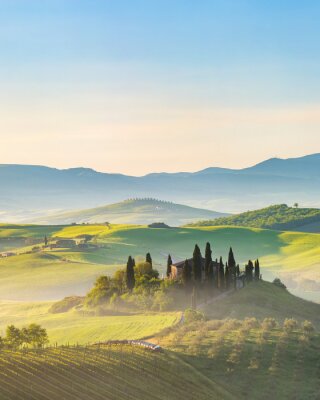 Mooi mistig landschap in Toscane, Italië