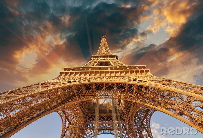 Fotobehang Mooi uitzicht op de Eiffeltoren in Parijs met zonsondergang kleuren