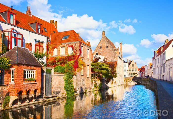 Fotobehang Mooi uitzicht op een gracht en brug, rode daken in Brugge, Bel