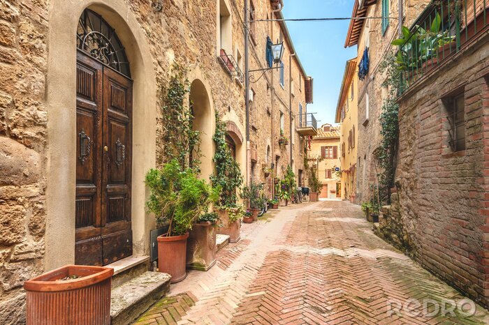 Fotobehang Mooie en kleurrijke straten van de kleine en historische Toscaanse