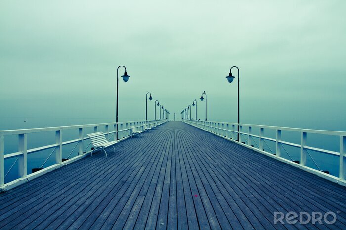 Fotobehang Mooie kleurrijke Zonsopgang op de pier bij de zee, Gdynia