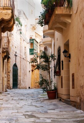 Fotobehang mooie straat in het hart van Vittoriosa, Malta
