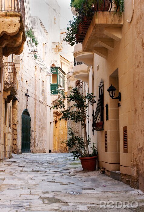 Fotobehang mooie straat in het hart van Vittoriosa, Malta