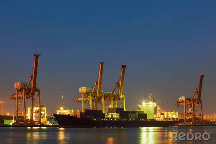 Fotobehang mooie verlichting van vracht container comercial schip met schip