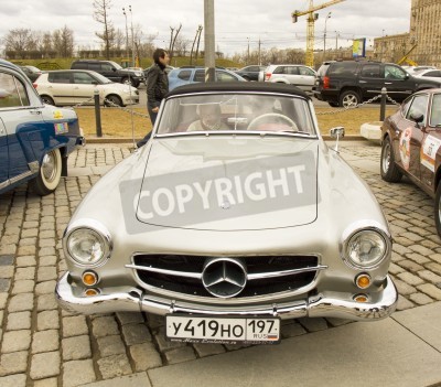 Fotobehang MOSKOU - 21 april: De Verzameling van klassieke auto's op Poklonnaya Hill, 21 april 2013, in de stad Moskou, Rusland, mercedes benz.