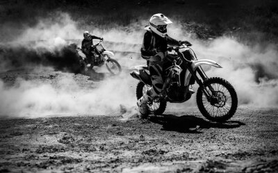 Fotobehang Motocross racer versnellen in stof spoor, Zwart-wit foto