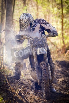 Fotobehang Motorcross bestuurder met een uitsplitsing motor op nat en modderig terrein in Parola, Finland