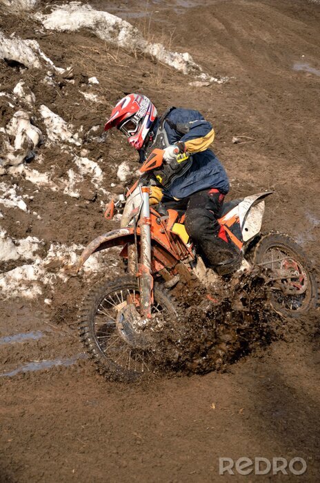 Fotobehang Motorcross racer draait in meter lijn met een spray van vuil