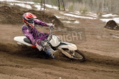 Fotobehang Motorcrosser inclinatie van de fiets blijkt point-blank zand