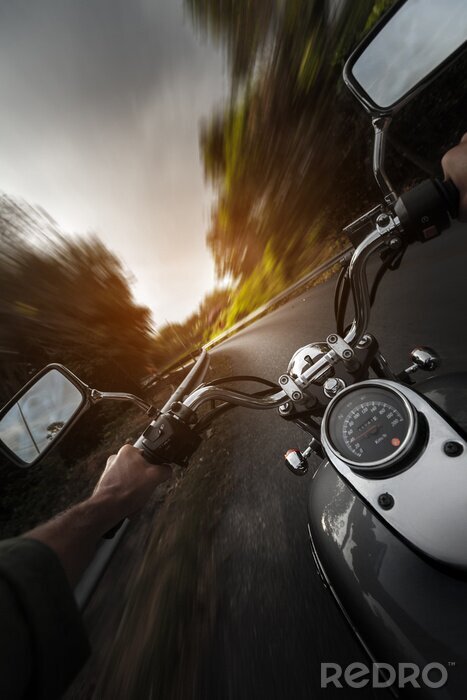 Fotobehang Motorfiets op de lege asfaltweg