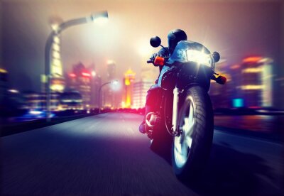 Fotobehang Motorrijder haast zich door de stad