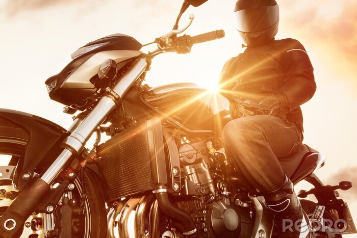 Fotobehang Motorrijder op zijn motor