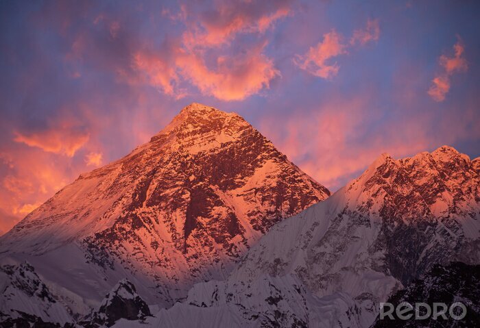 Fotobehang Mount Everest (8848 m) bij zonsondergang.