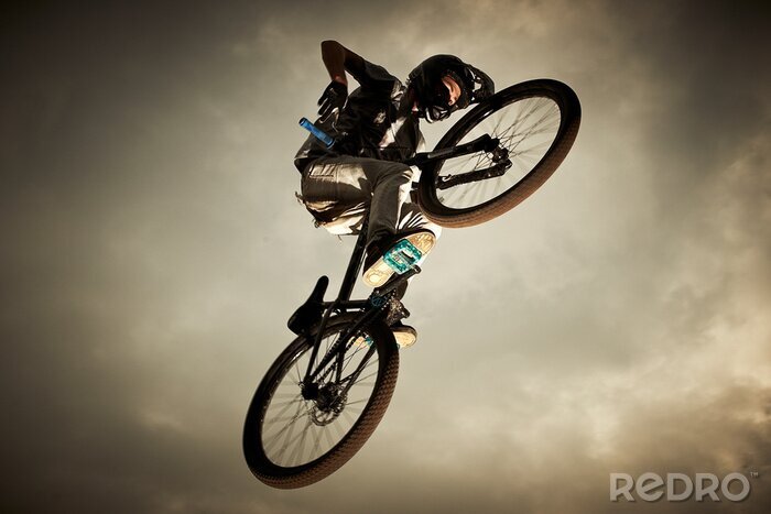 Fotobehang Mountainbike in de lucht