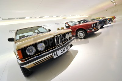 Fotobehang MÜNCHEN - JUNI 8: Rij van klassiek tot modern BMW 3 Serie tentoongesteld in het BMW Museum op 8 juni 2013 in München