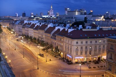 Nacht uitzicht van de oude binnenstad van Warschau, stormachtige hemel. Polen