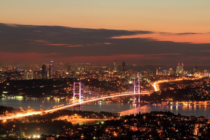Fotobehang Nachtpanorama van de stad met de verlichte brug