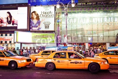 Fotobehang NEW YORK CITY - 1 juli: Taxi's rijden throughTimes plein met Theaters Broadway en geanimeerd LED-borden. Times Square is een symbool van New York City. 1 juli 2011 in Manhattan, New York City.