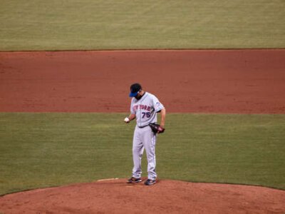 Fotobehang New York Mets versus San Francisco Giants: Mets Francisco Rodriguez staat op de heuvel naar beneden te kijken naar de bal als hij een grip op de bal komt. Genomen 17 juli 2010 bij het ATT Park San Fra