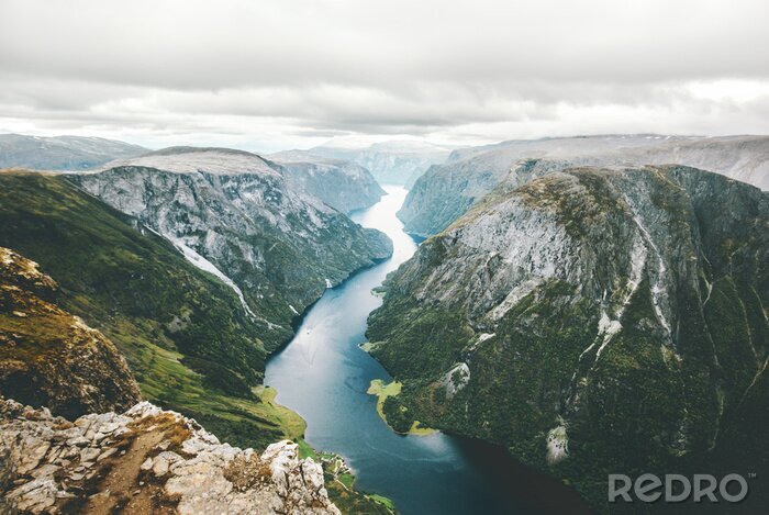 Fotobehang Noorwegen Landschap fjord en bergen luchtfoto Naeroyfjord prachtige landschap Skandinavische natuurlijke bezienswaardigheden
