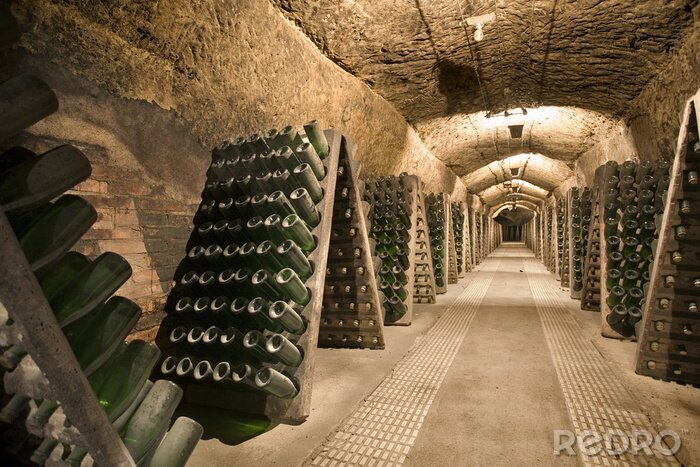 Fotobehang Ondergrondse kelder met flessen wijn