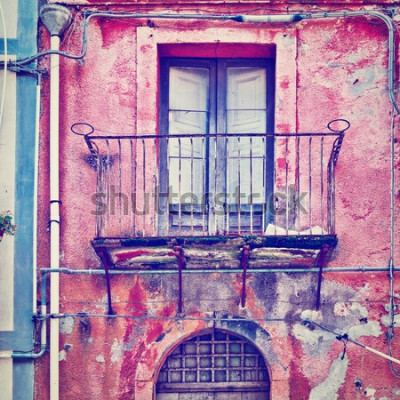 Fotobehang Onooglijke gevel van het oude huis in de Siciliaanse stad Piazza Armerina, Instagram-effect