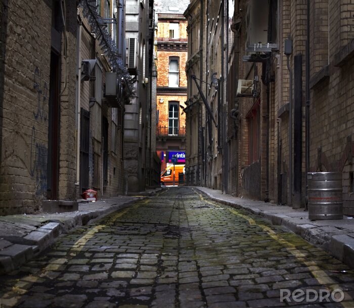 Fotobehang Op zoek naar beneden een lange donkere steegje