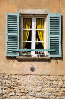 Fotobehang Open luiken raam van oude Italiaanse huis in Verona.
