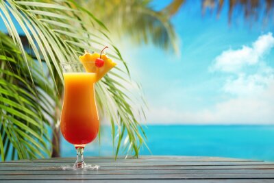 Fotobehang Oranje drankje op een oceaanachtergrond